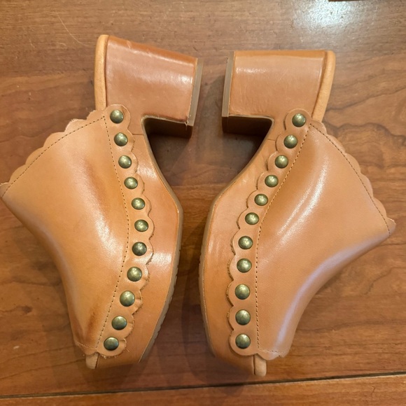 Chocolat Blu Gold Cognac Leather Scalloped Mules - Picture 4 of 5